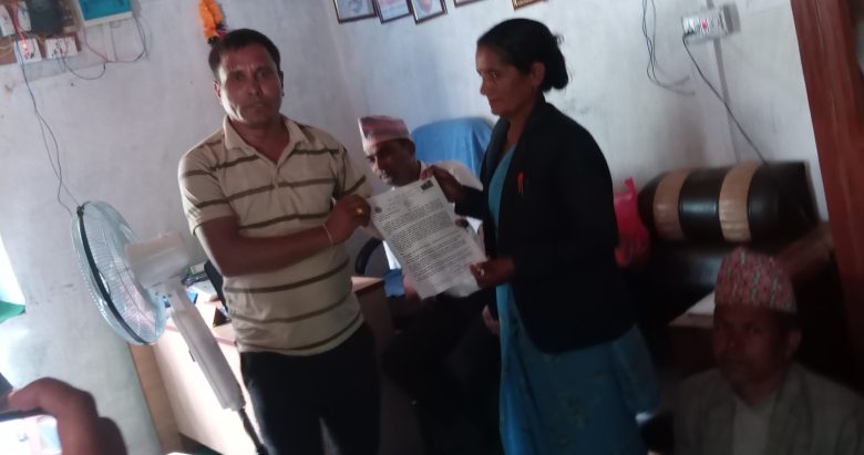 बाइक र वडा कार्यालय तोडफोड गर्नेलाई कार्वाहीको माग गर्दै एमालेले   गाउँपालिकामा बुझायो ज्ञापन पत्र