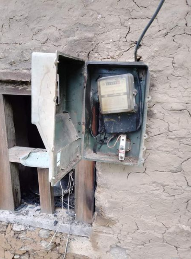 बिजुली सट भएर  घरमा आगलागी