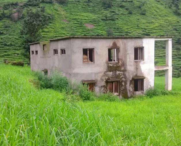 लामो समयसम्म पनि प्रयोगमा आएन  माध्यामिक  विद्यालयको भवन