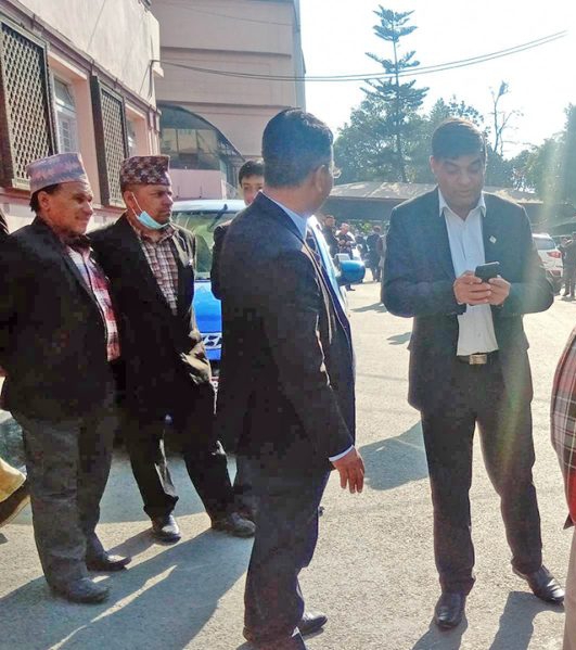 गृहमन्त्रीलाई बार पदाधिकारीको फोन : सर्वोच्चमा धर्ना दिन्छौं, हस्तक्षेप नहोस्