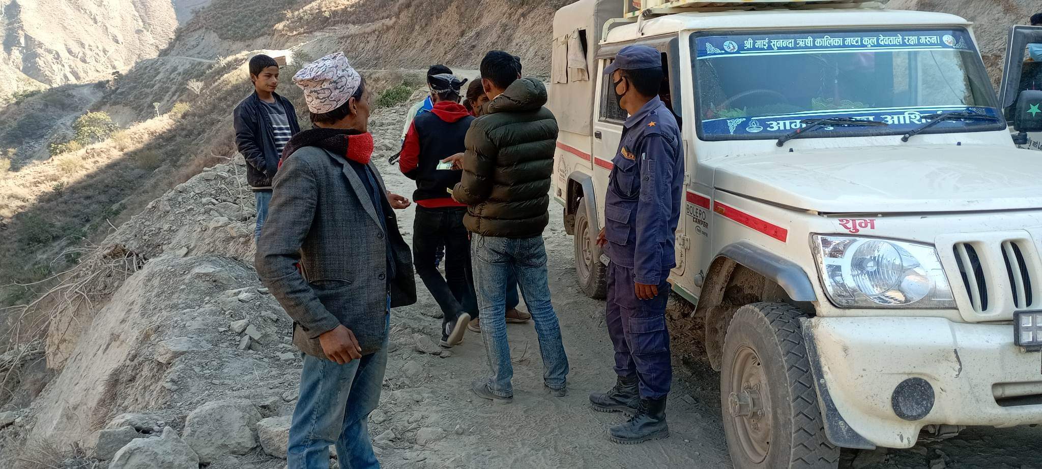 पिलुचौरमा बढि भाडालिने सवारी चालकबाट प्रहरी द्वारा यात्रुलाई रुपैयाँ  फिर्ता