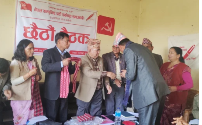 अर्थ मन्त्री शाहीलाई माधब नेपालकाे बधाई