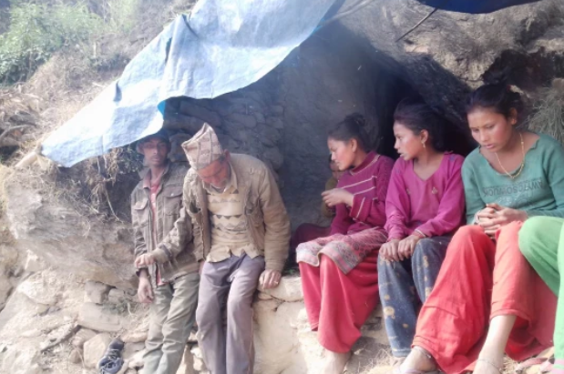 ७ महिना देखि बाजुराका पहिरो पिडितको ओडारमा बास