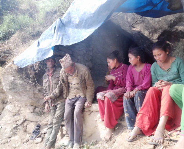 ७ महिना देखि बाजुराका पहिरो पिडितको ओडारमा बास