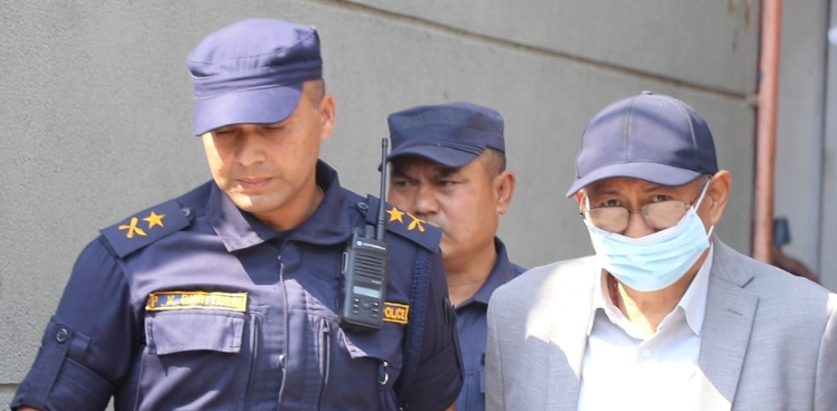 खाणले आफ्नो निवासमा बरामद भएको गोप्य कागज इन्सपेक्टरको हातबाट खोसेर चपाइदिए