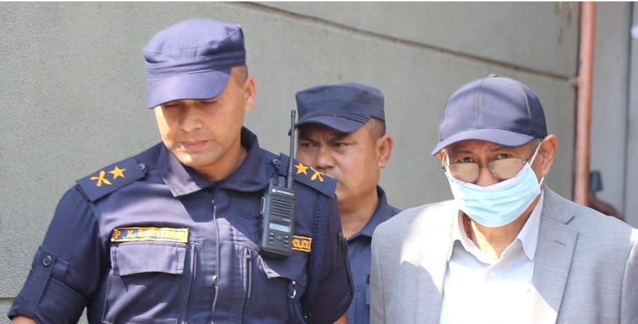 खाणले आफ्नो निवासमा बरामद भएको गोप्य कागज इन्सपेक्टरको हातबाट खोसेर चपाइदिए