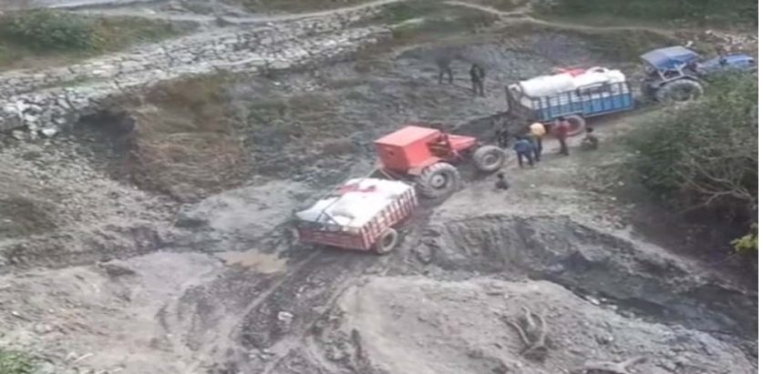 मार्तडी कोल्टी अन्तरगत चुथी देखी ढम्कने सडककाे जिम्मा पाएकाे ठेकेदार कम्पनी सम्पर्क बिहिन