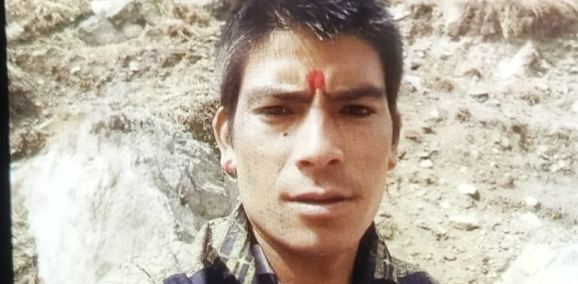 बिजुलीकाे लाईन तान्ने क्रममा पाेल ढलेर घाईते भएका एक जना युवककाे उपचारकाे क्रममा बिच बाटाेमा मृत्यु