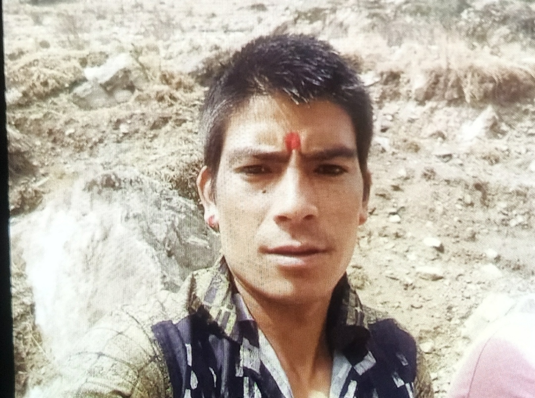 बिजुलीकाे लाईन तान्ने क्रममा पाेल ढलेर घाईते भएका एक जना युवककाे उपचारकाे क्रममा बिच बाटाेमा मृत्यु