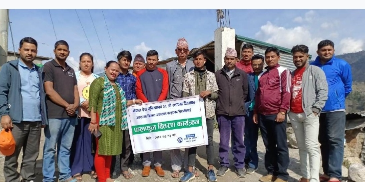 प्रेस युनियन बाजुराले ३२ औं स्थापना दिवसमा विरामीलाई फलफुल वितरण गरि मनायाे