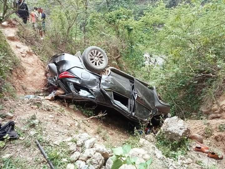 गाडी दुर्घटना हुदा ,मन्त्रीसहित चार जना घाइते