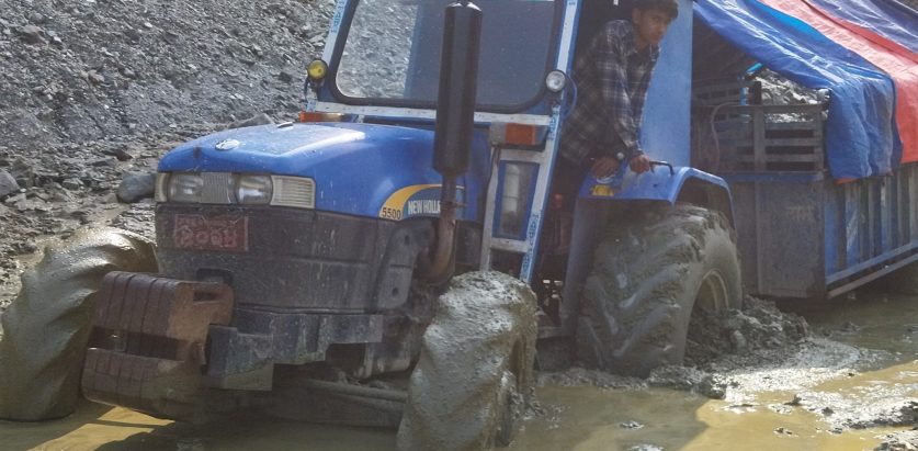 पहिराेले गर्दा मार्तडी काेल्टीकाे सडक अबरुद्द