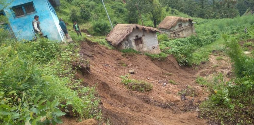 अबिरल बर्षाका कारण बडिमालिका ७ का दर्जनौ घरपरिवार पहिरोको उच्च जोखिममा