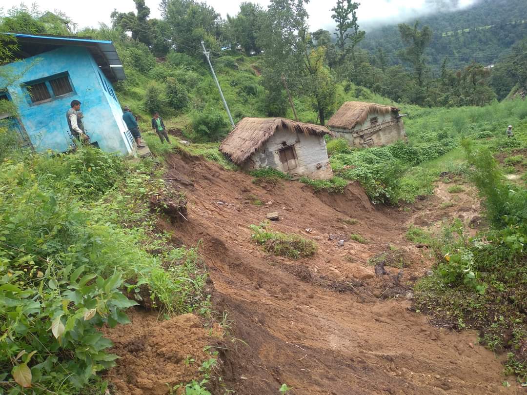 अबिरल बर्षाका कारण बडिमालिका ७ का दर्जनौ घरपरिवार पहिरोको उच्च जोखिममा