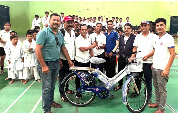 फेन्सिङ राष्ट्रिय  खेलाडी जोशीलाई साइकल हस्तान्तरण