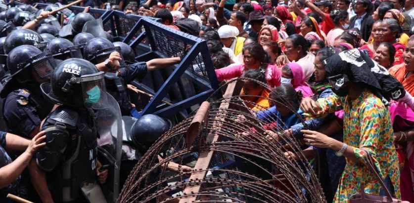 संसद् भवन घेर्न वानेश्वर पुगेका लघुवित्त पीडित र प्रहरीबीच झडप