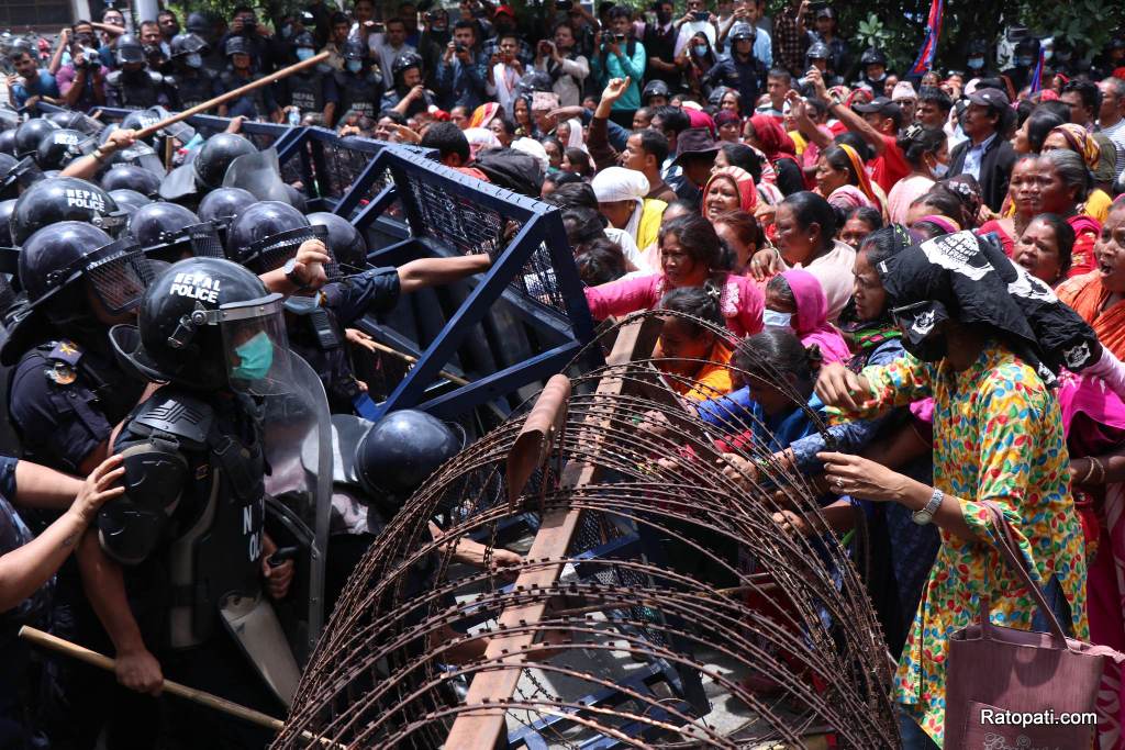 संसद् भवन घेर्न वानेश्वर पुगेका लघुवित्त पीडित र प्रहरीबीच झडप