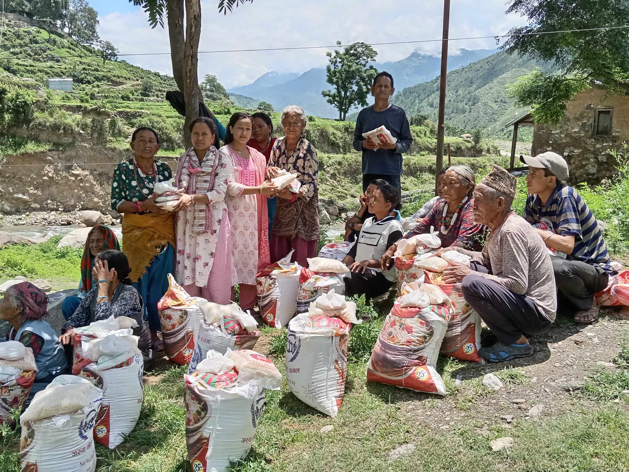 २० परिवार जनजातिलाई राहात वितरण