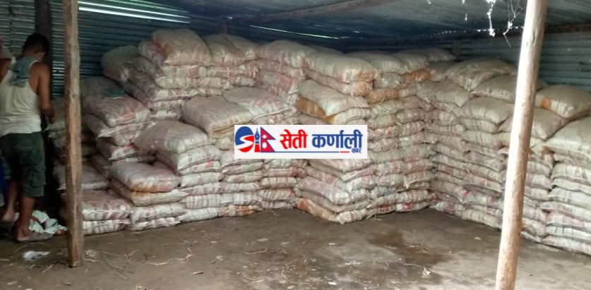 कवाडी नुन डिपोमा नुन दिन कर्मचारीले सेवाग्राहीलाई आनाकानी गर्दै