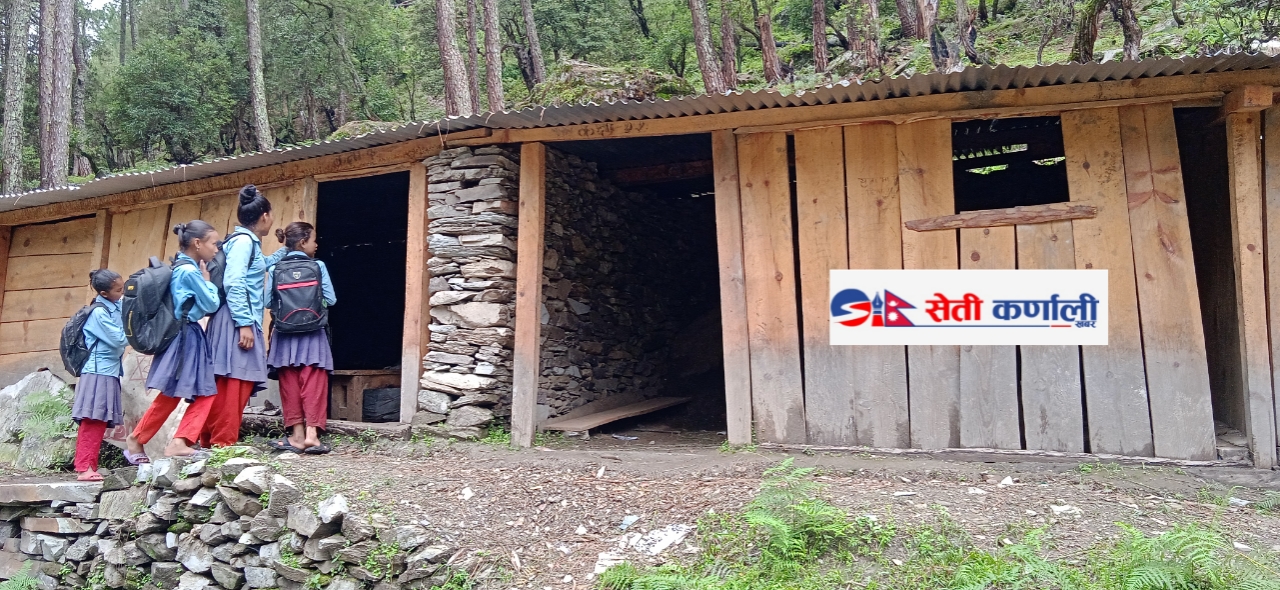 युना माध्यमिक बिधालय काठको टहरामा संचालन