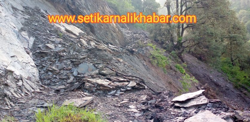 ग्रामीण सडक पहिरोले अवरुद्ध हुँदा आवातजावतमा समस्या