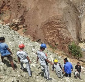 श्रमदानमा  गरेर पनि वडाकाे बिकास गर्दै वडाअध्यक्ष