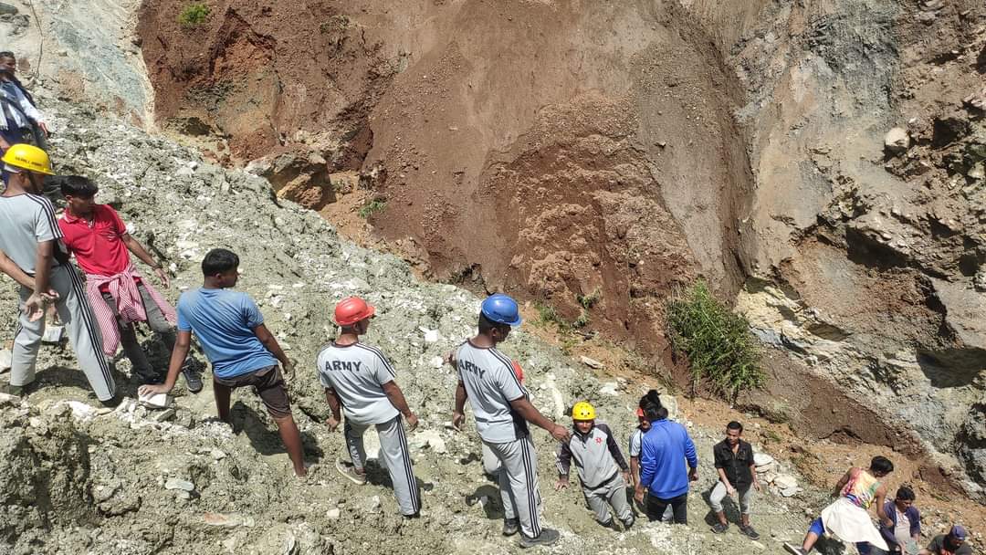 श्रमदानमा  गरेर पनि वडाकाे बिकास गर्दै वडाअध्यक्ष