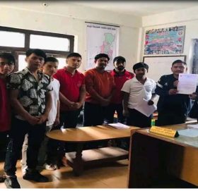 कालोबजारी नियन्त्रकाे माग गर्दै  प्रमुख जिल्ला अधिकारी लाई अनेरास्ववियुले ज्ञापन पत्र बुझायाे