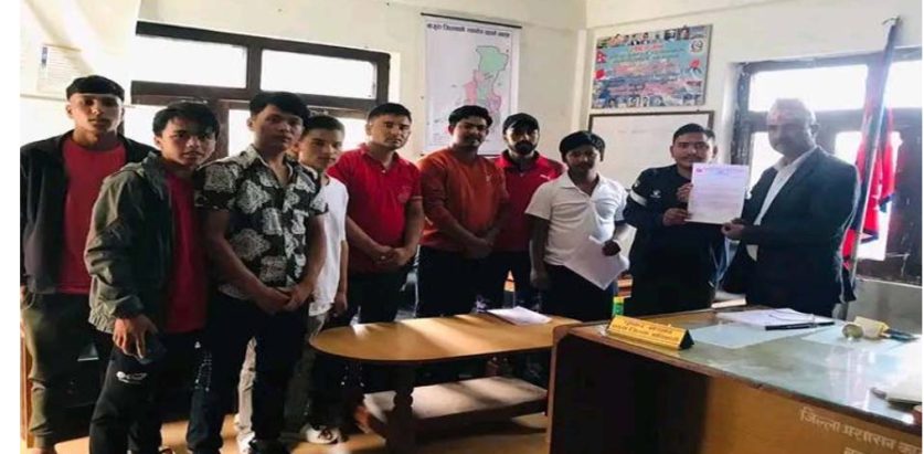 कालोबजारी नियन्त्रकाे माग गर्दै  प्रमुख जिल्ला अधिकारी लाई अनेरास्ववियुले ज्ञापन पत्र बुझायाे