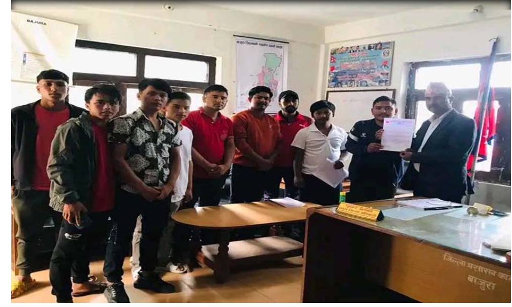 कालोबजारी नियन्त्रकाे माग गर्दै  प्रमुख जिल्ला अधिकारी लाई अनेरास्ववियुले ज्ञापन पत्र बुझायाे