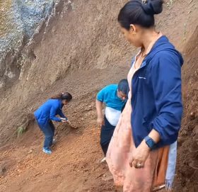 बडिमालिका ७का जनप्रतिनिधि तथा कर्मचारीले बाटाे मर्मत कार्य गरेका छन्