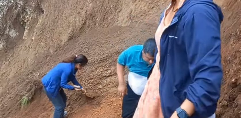 बडिमालिका ७का जनप्रतिनिधि तथा कर्मचारीले बाटाे मर्मत कार्य गरेका छन्