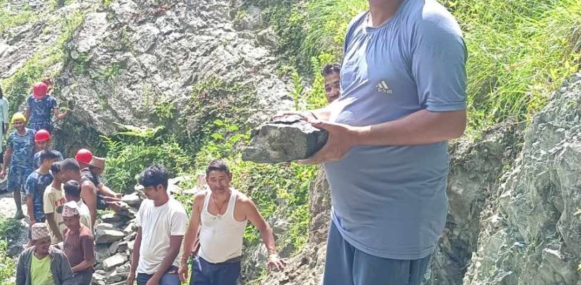 वडाअध्यक्षकाे पहलमा  श्रमदान गरेर बाटाे मर्मत कार्य सम्पन्नगरेका छन्