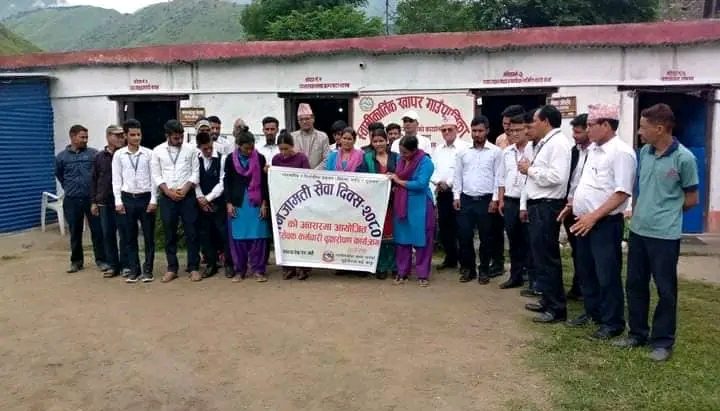 स्वामिकार्तिकमा निजामति सेवा दिबसको अबसर सरसफाइ कार्यक्रम गरि मनाए