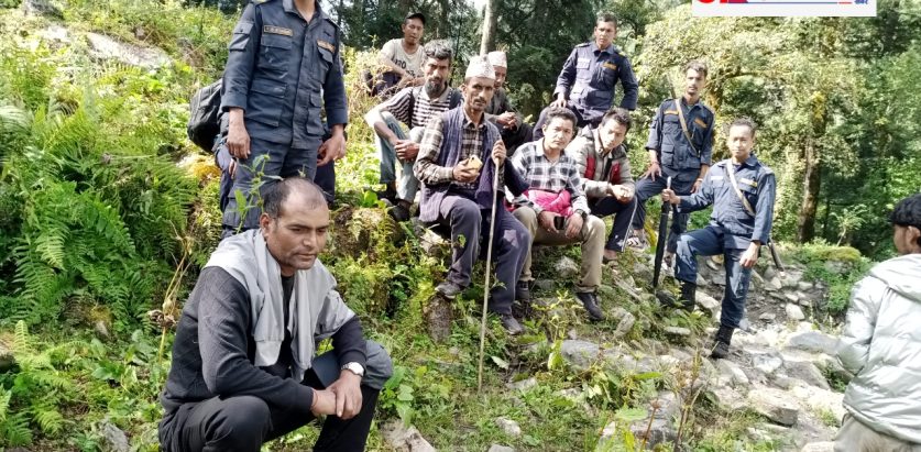 सामुदायिक वनमा वडा अध्यक्ष बुढा सहितको टोली अनुगमन
