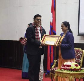 प्रेसचाैतारी अध्यक्ष ओली प्रेस काउन्सिल युवा पत्रकार पुरस्कारबाट सम्मानीत