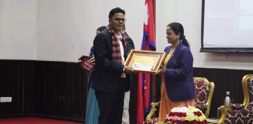प्रेसचाैतारी अध्यक्ष ओली प्रेस काउन्सिल युवा पत्रकार पुरस्कारबाट सम्मानीत