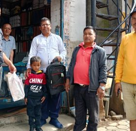 आमा अर्काकाे पाेईल गएपछी बेसाहारा बनेका बालकलाई रावल र खत्रीकाे समन्वयमा ईन्जिनियरले गरे सहयाेग