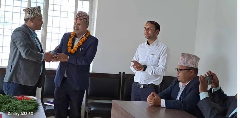 नगरपालिका द्वारा प्रमुखजिल्ला अधिकारीलाई      स्वागत गर्दै