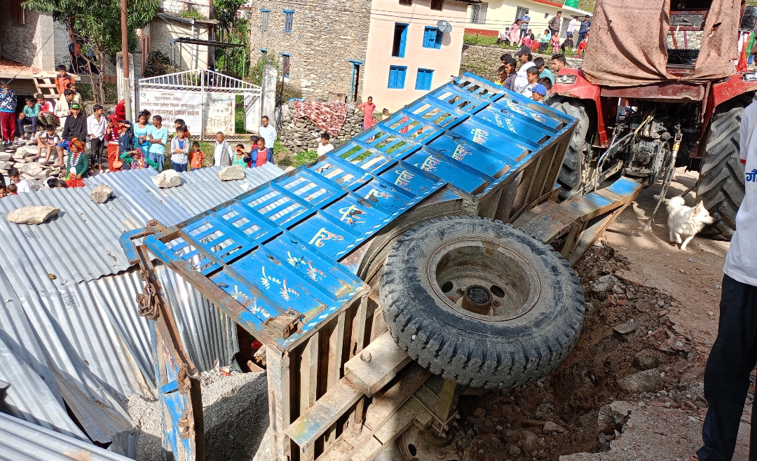 ट्याक्टर पल्टीदा एक पसलमा क्षति