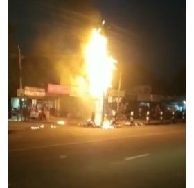 नेपालगंज धम्बाेजी चाेकमा बिद्यु लाईन  सट भएर पाेलमा आगलागी