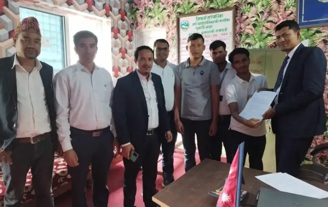 हिमालीमा स्थानीय तहका कर्मचारी कालोपट्टी बाँधेर निजामती सेवा दिवस मनाउने