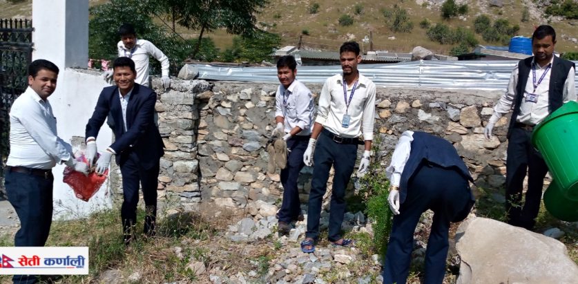 विश्व मानसिक स्वास्थ दिवसको अवसर पालिकाको परिसरमा सरसफाइ