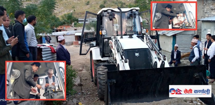 पालिकाको आफ्नै डोजर भित्रिएपछि गाउँपालिका अध्यक्ष मल्लले गरे पुजा