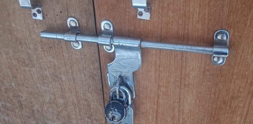 सडक मर्मतकाे माग गर्दै बुढिगंगा नगरिालिका वडा न ४ मा युवाले लगाय ताला