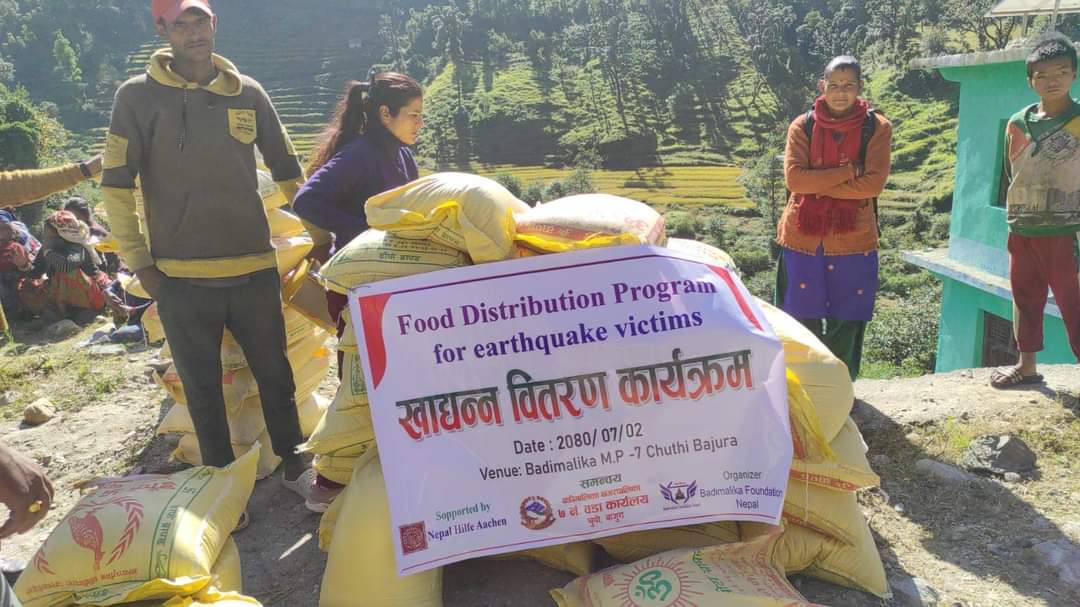 भुकम्प पिडीतलाई दशै मनाउन खाद्यान्न सामाग्री वितरण गर्दै बडिमालिका मिडिया हाउस र वडाकार्यालय