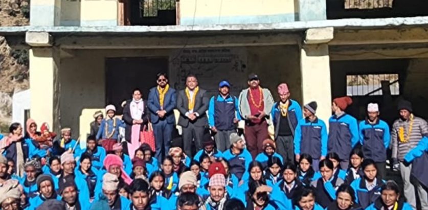 हिमालयन लाइफ इन्स्योरेन्स द्धारा बिद्यनर्थी तथा बृदबृर्दालाई न्यानाे  कपडा बितरण