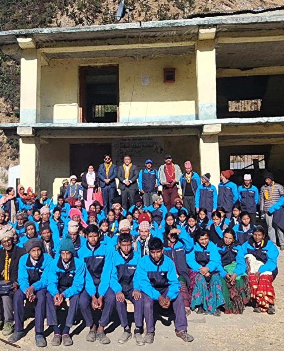 हिमालयन लाइफ इन्स्योरेन्स द्धारा बिद्यनर्थी तथा बृदबृर्दालाई न्यानाे  कपडा बितरण