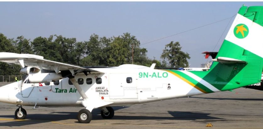 लुक्ला जाँदै गरेको जहाजको आपतकालीन ढोकाको सिसा खसेपछि