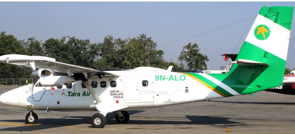 लुक्ला जाँदै गरेको जहाजको आपतकालीन ढोकाको सिसा खसेपछि